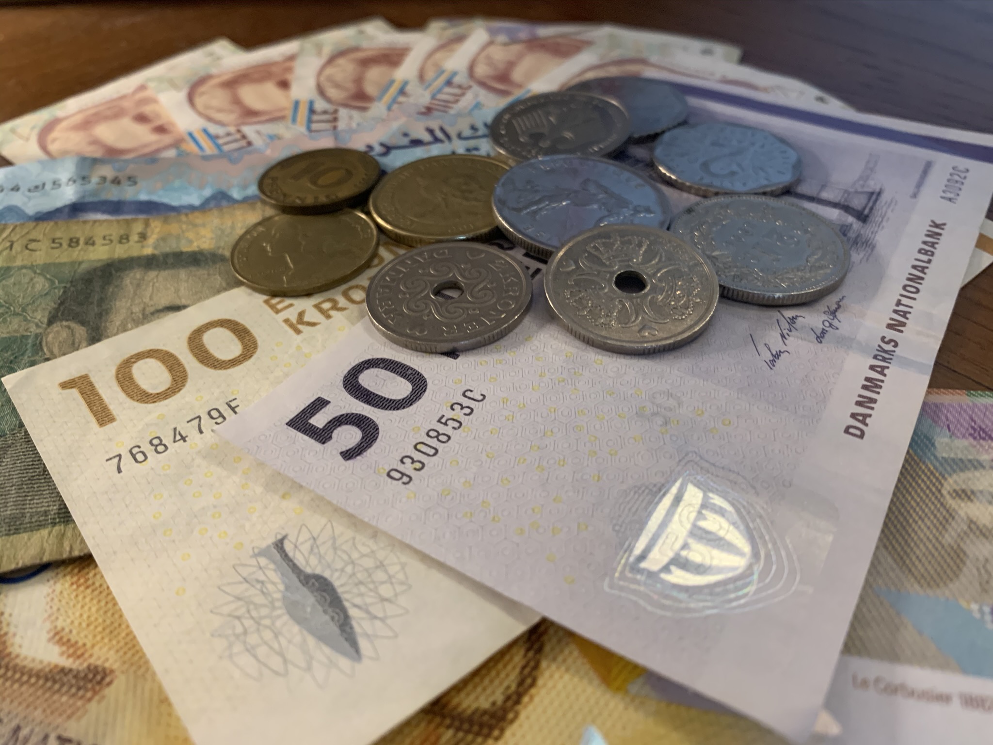 Bank notes and coins